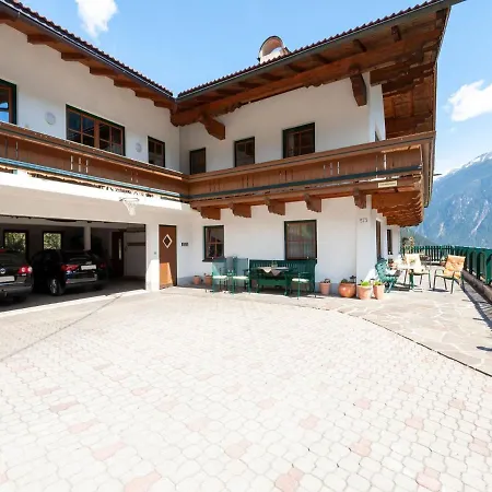 With Garden Near Hiking Trails Apartman Mayrhofen